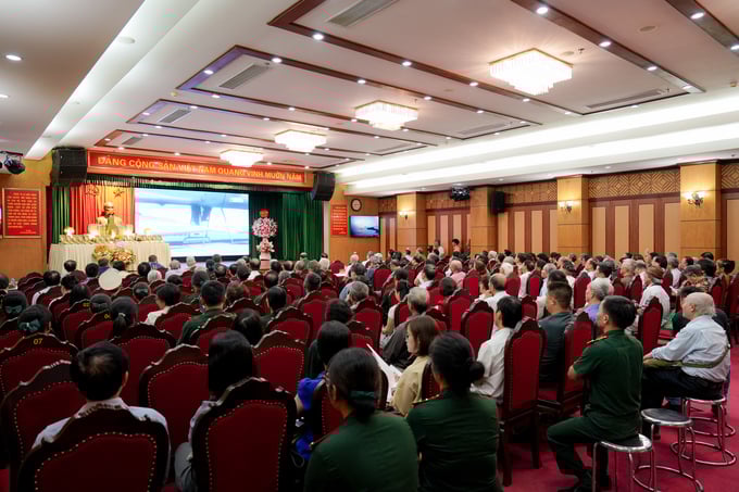 Những người tham dự sự kiện xem một phim tài liệu ngắn về Anh hùng, phi công Nguyễn Văn Bảy