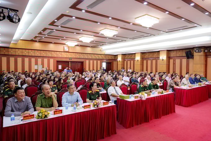Các đại biểu tham dự buổi giới thiệu sách