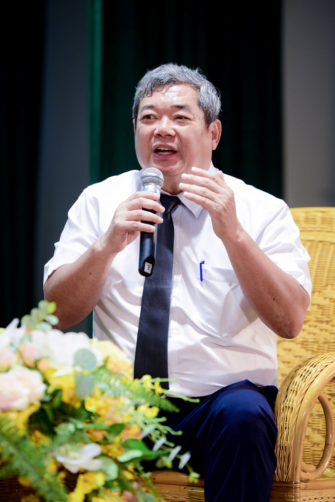 Nhà văn Nguyễn Quang Chánh tại buổi giới thiệu sách