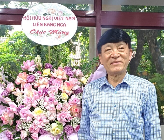 Trung ương Hội Hữu nghị Việt - Nga tặng lẵng hoa tươi thắm chúc mừng báo Quân đội nhân dân chính thức khai trương phiên bản báo điện tử tiếng Nga. Ảnh: TRỌNG ĐỨC - TTXVN