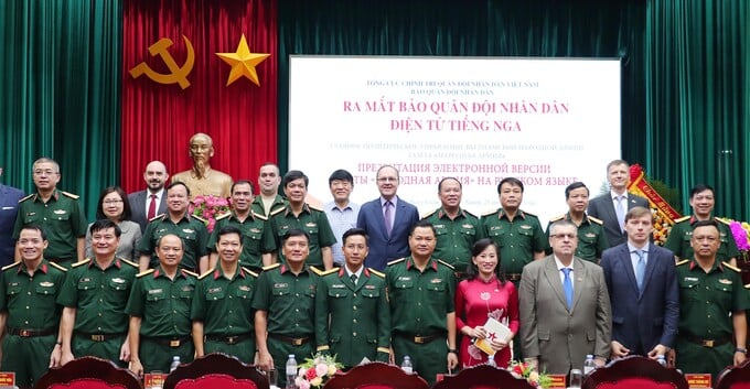 Các đại biểu chụp ảnh kỷ niệm tại sự kiện. Ảnh: TRỌNG ĐỨC - TTXVN