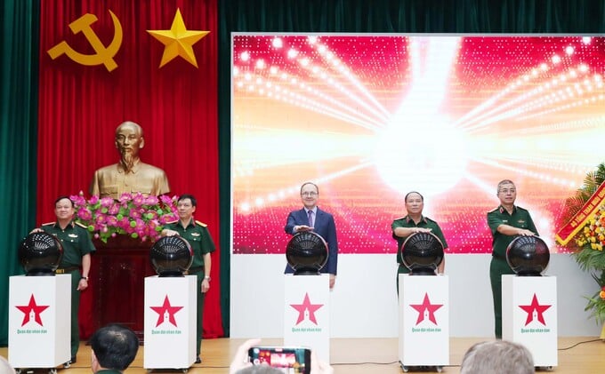 Các đại biểu bấm nút chính thức khai trương phiên bản điện tử tiếng Nga báo Quân đội nhân dân Ảnh: TRỌNG ĐỨC - TTXVN