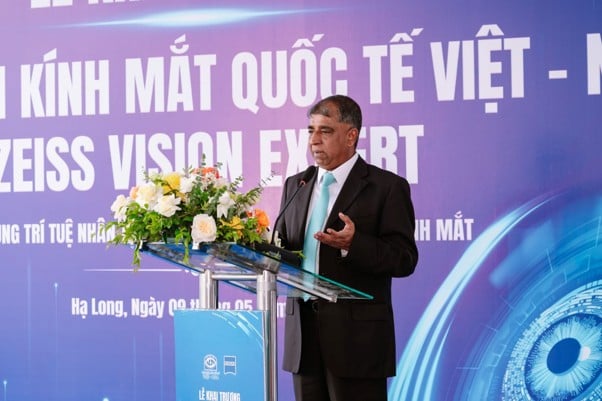 Ông Venkatachalam Raman – Tổng Giám đốc điều hành CARL ZEISS khu vực Đông Nam Á phát biểu trong lễ khai trương 
