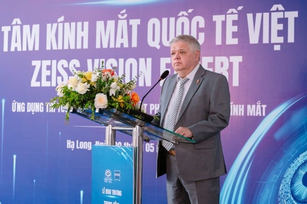 Ông Viacheslav Kharinov – Tham tán Đại sứ quán Liên bang Nga phát biểu tại sự kiện khai trương  