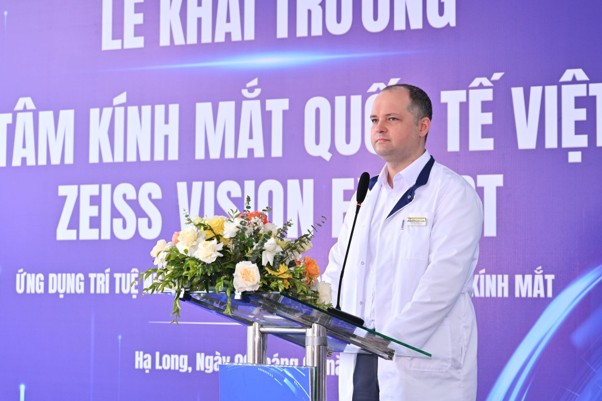 TS.BS Merzlov Denis – Giám đốc chuyên môn Bệnh viện Mắt Quốc tế Việt – Nga Hạ Long phát biểu trong sự kiện khai trương  