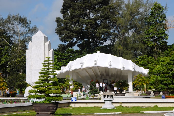 Các đại biểu tham dự HNGB năm 2016 tại tỉnh Đồng Tháp đã đến thắp hương, viếng cụ Phó bảng Nguyễn Phong Sắc - thân sinh Chủ tịch Hồ Chí Minh, tại khu mộ cụ ở TP Cao Lãnh