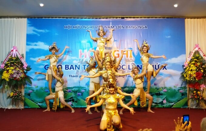Điệu múa trong chương trình chào mừng HNGB năm 2016 tại tỉnh Đồng Tháp
