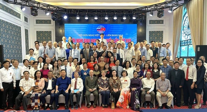 Các đại biểu tham dự HNGB ở Hải Dương năm 2025 chụp ảnh lưu niệm