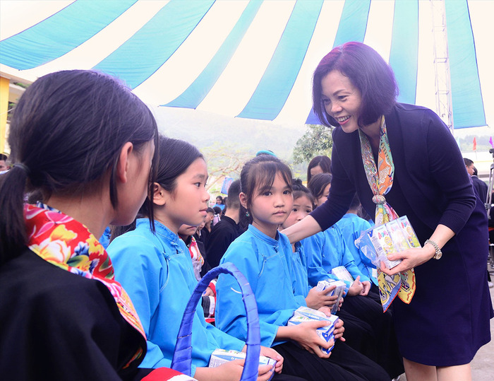 Đại diện Vinamilk trao sữa cho các em học sinh Trường tiểu học Húc Động và mầm non Vô Ngại trên địa bàn huyện miền núi Bình Liêu, Quảng Ninh.