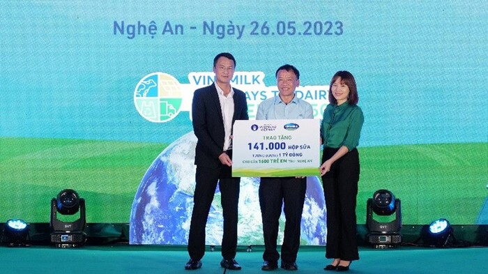 Đại diện Quỹ bảo trợ trẻ em Việt Nam và nhà máy sữa Vinamilk Nghệ An trao tặng sữa cho Quỹ bảo trợ trẻ em tỉnh Nghệ An.