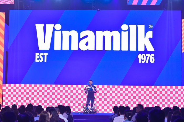 Ông Nguyễn Quang Trí, Giám đốc điều hành Marketing của Vinamilk đại diện chia sẻ về quá trình làm ra bộ nhận diện này, bắt nguồn từ sứ mệnh “chăm sóc” (Care) mà Vinamilk luôn theo đuổi.