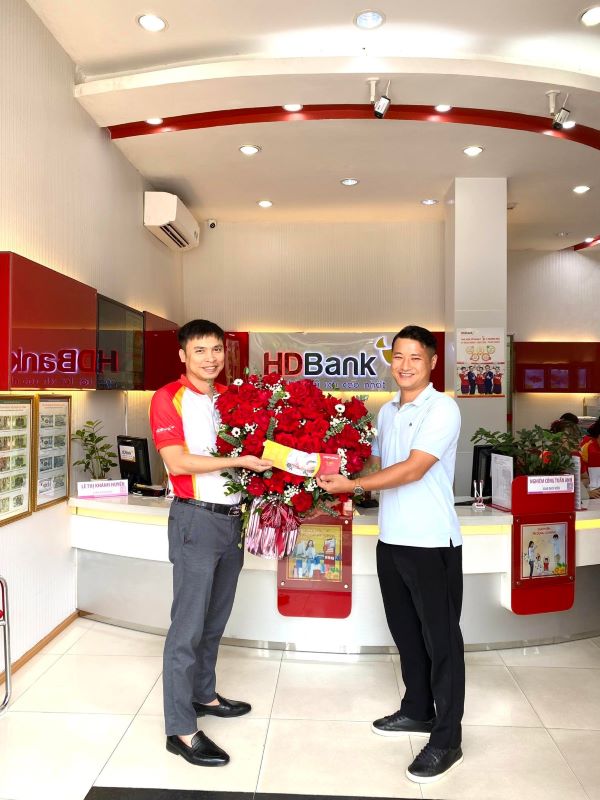 Anh Nguyễn Văn Quỳnh, một khách hàng đến từ Hải Dương nhận vé bay khứ hồi 0 đồng. Nguồn: HDBank