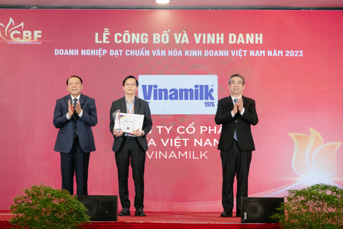 Ông Nguyễn Tường Huy – Giám đốc Nhân sự Vinamilk - nhận chứng nhận “Doanh nghiệp đạt chuẩn văn hóa kinh doanh Việt Nam năm 2023”.