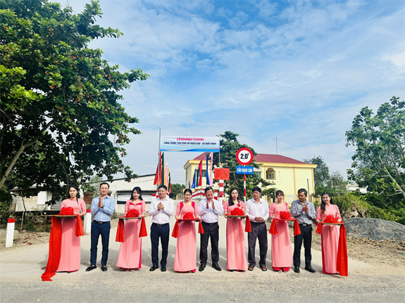 Công ty BSR và đại diện chính quyền huyện Vũng Liêm, Vĩnh Long khánh thành công trình cầu Rạch Sâu. Công trình chào mừng kỷ niệm 15 năm ngày thành lập BSR và kỷ niệm 62 năm Ngày truyền thống ngành Dầu khí (27-11-1961 / 27-11-2023).