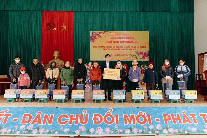 11 suất quà được đại diện của Ông Nguyễn Thiện Tuấn - Chủ tịch Tập đoàn DIC trao tận tay cho các gia đình có hoàn cảnh khó khăn và trẻ em tật nguyền trên địa bàn. Ảnh PV