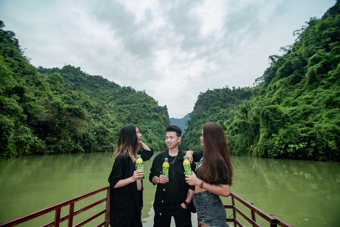 Người trẻ giải tỏa căng thẳng mệt mỏi giữa thiên nhiên xanh mát cùng những chai Trà Xanh Không Độ.