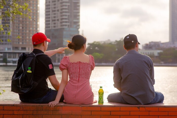 Phía trước là năm mới, nhiều người trẻ chọn cách giải nhiệt đón xuân với chai Trà Xanh Không Độ và mong chờ một năm 2024 bớt khó khăn hơn.