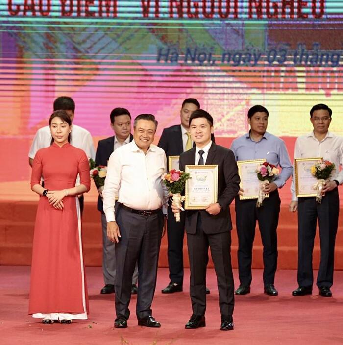 Ông Đỗ Vinh Quang, Phó Chủ tịch Hội đồng Quản trị Tập đoàn T&T Group (bên trái) trao ủng hộ cho Quỹ “Vì người nghèo” thành phố Hà Nội (Nguồn: T&T Group).