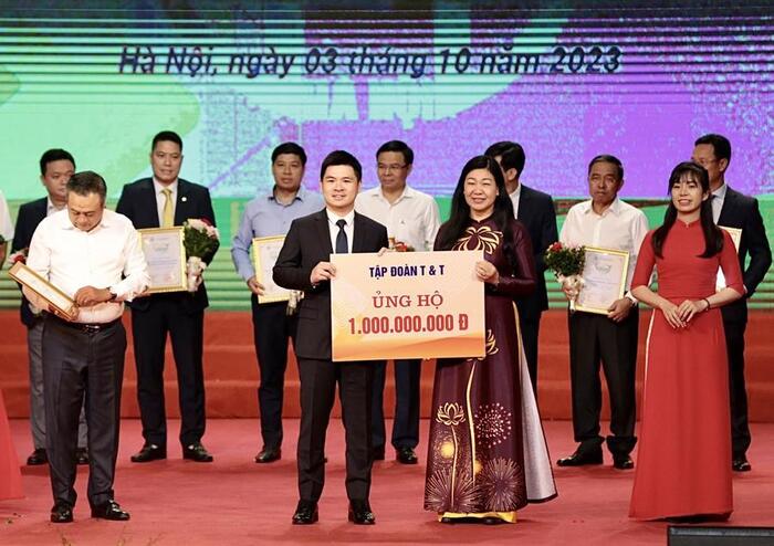 Ông Đỗ Vinh Quang, Phó Chủ tịch Hội đồng Quản trị Tập đoàn T&T Group (bên trái) trao ủng hộ cho Quỹ “Vì người nghèo” thành phố Hà Nội (Nguồn: T&T Group).