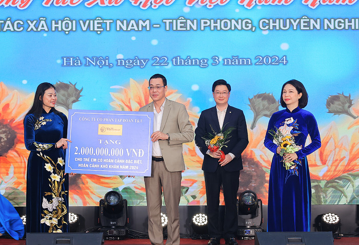 Đại diện T&T Group trao ủng hộ Trung tâm Công tác xã hội và Quỹ Bảo trợ trẻ em TP Hà Nội 2 tỷ đồng.