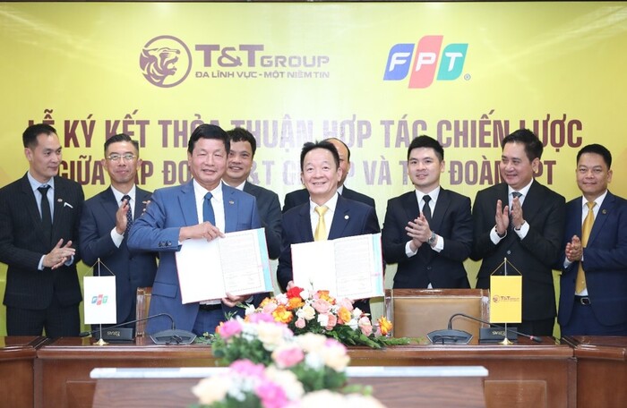 Chủ tịch Ủy ban Chiến lược T&T Group (phải) Đỗ Quang Hiển và Chủ tịch HĐQT FPT (trái) Trương Gia Bình ký kết thỏa thuận hợp tác chiến lược giữa hai tập đoàn.