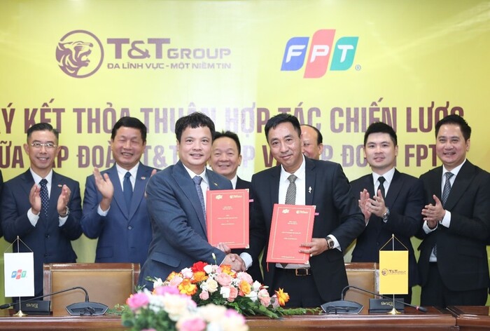 Phó Tổng giám đốc T&T Group Nguyễn Anh Tuấn và Tổng giám đốc FPT (trái) Nguyễn Văn Khoa trao thỏa thuận hợp tác đầu tư dự án T&T City Millennia.