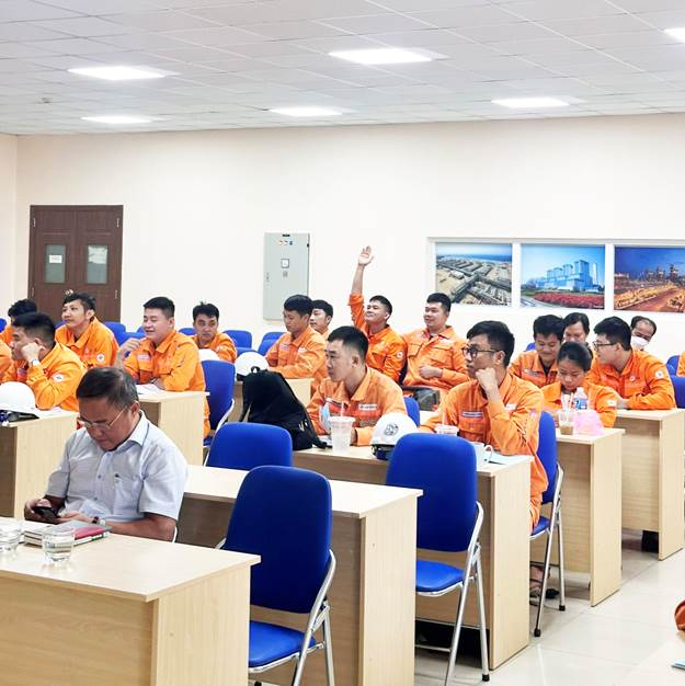 Học viên chăm chú nghe giảng và hăng hái phát biểu.