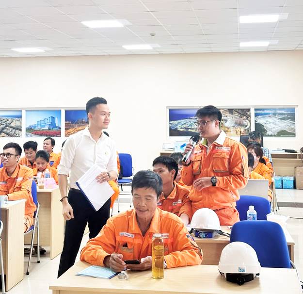 Giảng viên lên lớp giảng bài và trực tiếp trao đổi với học viên tại lớp học.