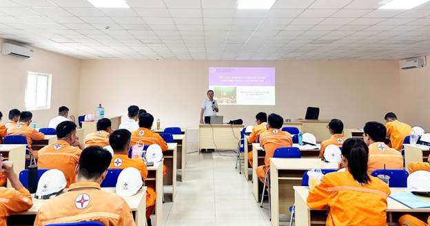 Giảng viên lên lớp cho học viên
