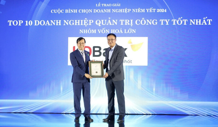 Ông Bùi Hoàng Hải - Phó Chủ tịch Ủy ban Chứng khoán Nhà nước trao tặng giải Top 10 Doanh nghiệp có thực hành Quản Trị Công Ty Tốt Nhất cho HDBank