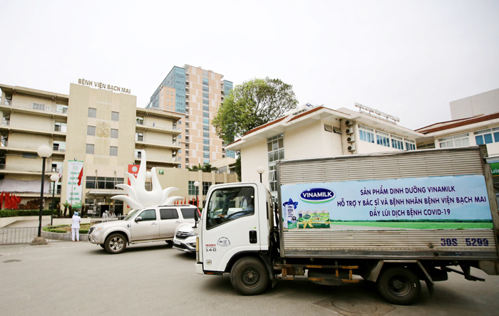 Vinamilk đã tổ chức ngay các chuyến xe đưa sản phẩm sữa đến bệnh viện Bạch Mai trong ngày 31/3 và những ngày sắp tới.