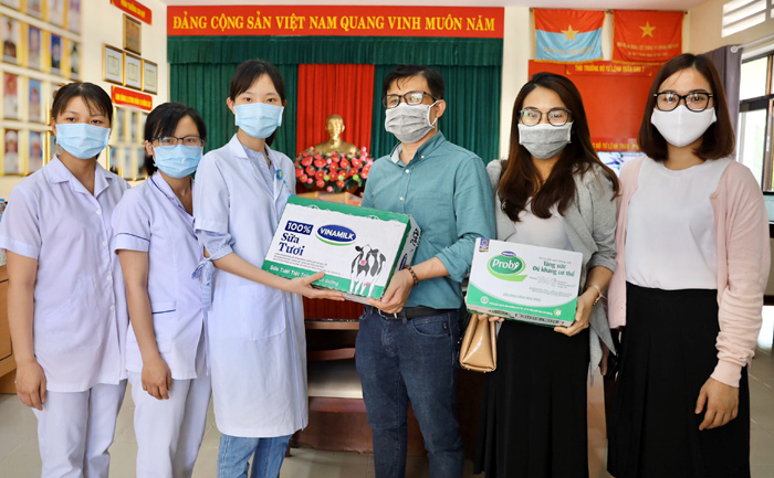 Trước đó, Vinamilk cũng trao tặng các sản phẩm dinh dưỡng cho cán bộ y tế tuyến đầu tại các bệnh viện, khu cách ly, bệnh viện dã chiến tại TP Hồ Chí Minh.