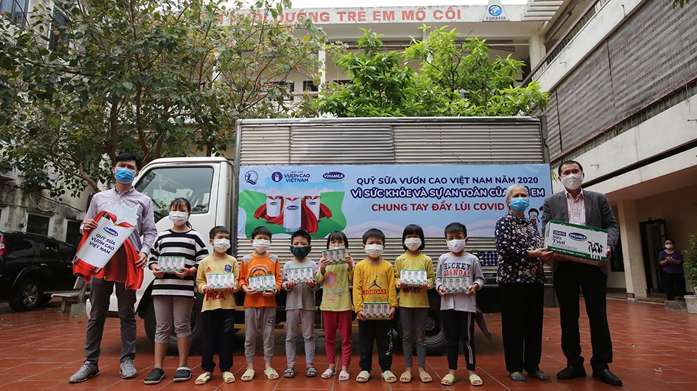 Đại diện Công ty Vinamilk tặng sữa cho trẻ em tại Trung tâm nuôi dưỡng trẻ mồ côi Hà Cầu, Hà Nội