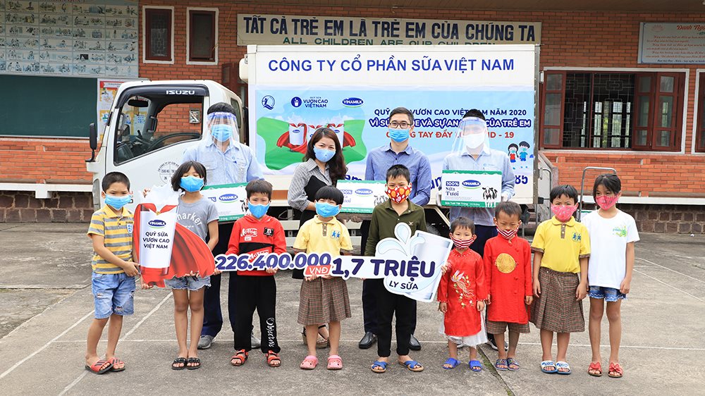 Các em nhỏ Làng trẻ em SOS TP. Vinh rất hào hứng khi được các cô chú nhà máy sữa Nghệ An đến thăm và tặng sữa