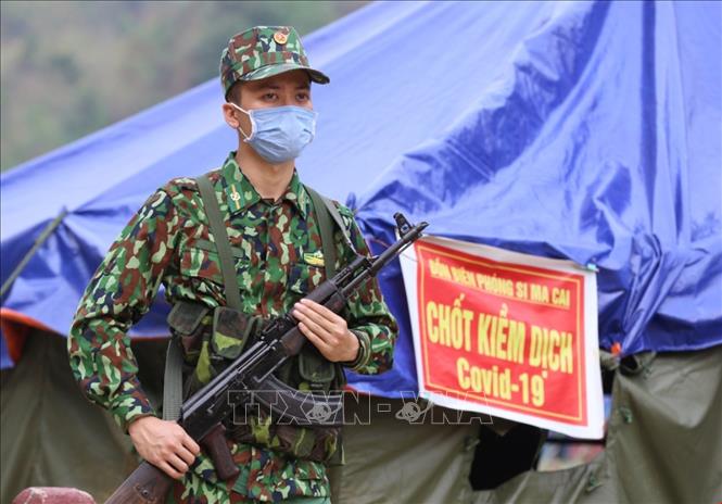 Chiến sĩ Đồn Biên phòng Si Ma Cai, Bộ đội Biên phòng Lào Cai canh gác tại các chốt kiểm dịch. Ảnh: Dương Giang/TTXVN