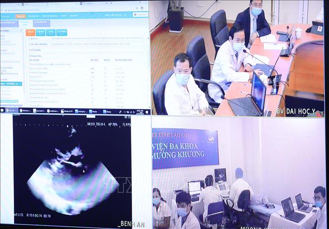 Việc tư vấn khám, chữa bệnh từ xa tại Bệnh viện Đại học Y Hà Nội và 3 bệnh viện vệ tinh được thực hiện trực tuyến dưới sự hỗ trợ của nền tảng công nghệ. Ảnh: Thống Nhất/TTXVN