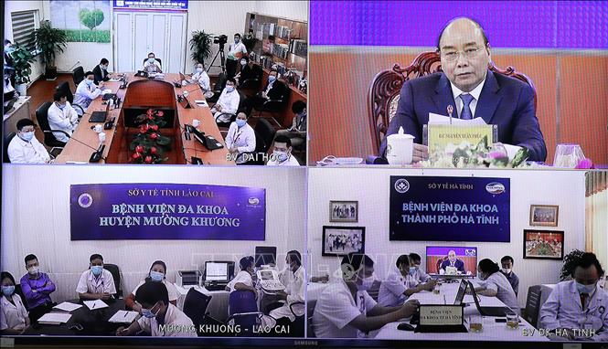 Thủ tướng Nguyễn Xuân Phúc phát biểu tại Lễ khai trương Nền tảng hỗ trợ tư vấn khám chữa bệnh từ xa và ứng dụng Bluezone bảo vệ cộng đồng trong phòng, chống dịch COVID-19, ngày 18/4/2020. Ảnh: Thống Nhất/TTXVN