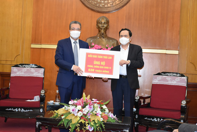 Thứ trưởng Bộ Ngoại giao Đặng Minh Khôi (trái) trao số tiền quyên góp của Hội người Việt Nam toàn Thái là 638 triệu đồng cho Uỷ ban Trung ương Mặt trận tổ quốc Việt Nam - Ảnh: Ủy ban cung cấp