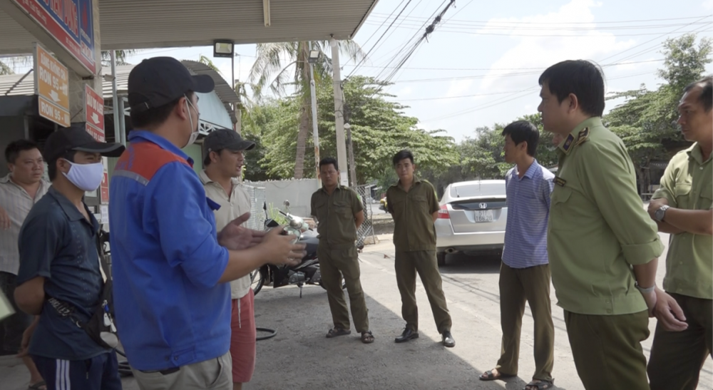 Đại diện cơ quan chức năng đến kiểm tra cây xăng Nam Dung