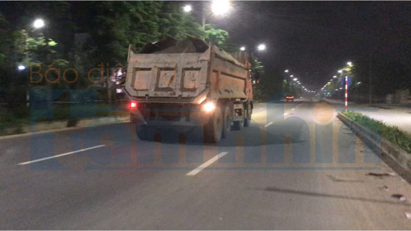 Xe tải vận chuyển cát đến dự án địa bàn xã Tân Ước, huyện Thanh Oai để san lấp