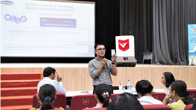 Anh Nguyễn Quang Thái – Giám đốc Phát triển Hoạt động Cộng đồng Vinamilk chia sẻ tại buổi tập huấn của chương trình sữa học đường.