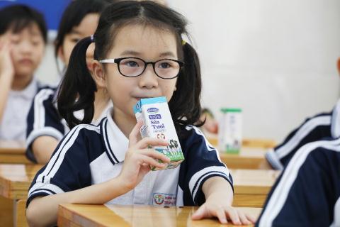 Các em học sinh tại HN thụ hưởng chương trình Sữa học đường ngay khi đi học lại sau thời gian giãn cách do dịch Covid-19