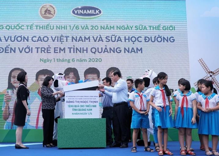 Phó Chủ tịch nước Đặng Thị Ngọc Thịnh cùng các đại biểu mở món quà đặc biệt dành tặng các em học sinh nhân ngày Tết thiếu nhi
