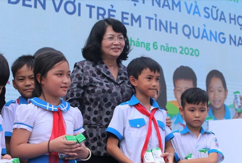 Các em học sinh tỉnh Quảng Nam đón nhận món quà đặc biệt do Phó chủ tịch nước Đặng Thị Ngọc Thịnh nhân ngày Tết thiếu nhi