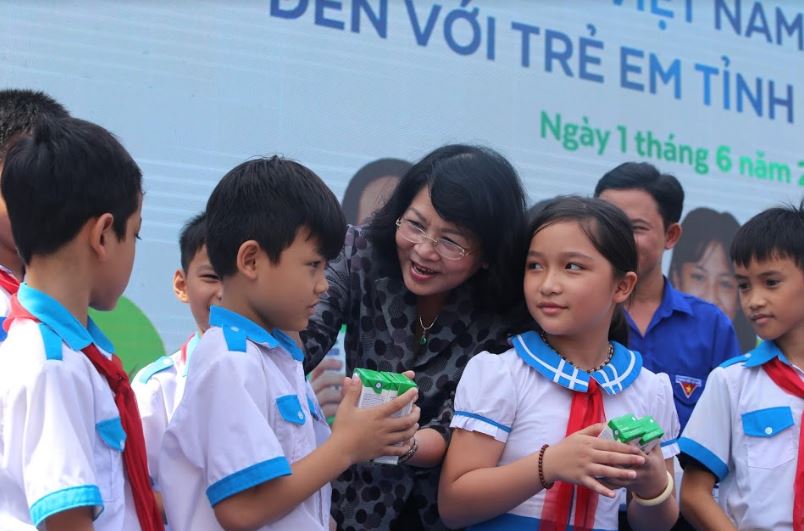 Các em học sinh tỉnh Quảng Nam đón nhận món quà đặc biệt do Phó chủ tịch nước Đặng Thị Ngọc Thịnh nhân ngày Tết thiếu nhi