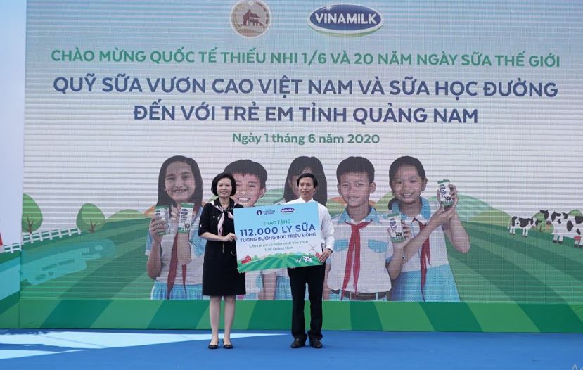112.000 ly sữa được bà Bùi Thị Hương, Giám đốc điều hành Vinamilk trao tặng cho lãnh đạo Sở LĐTBXH tỉnh Quảng Nam