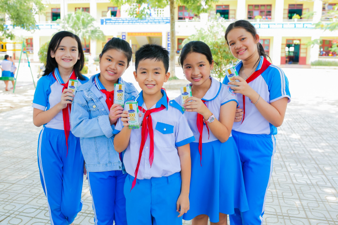 Năm 2020, thông qua các chương trình như Cặp lá yêu thương, Quỹ sữa Vươn cao Việt Nam, Vinamilk đã mang niềm vui và hàng triệu ly sữa đến với trẻ em cả nước