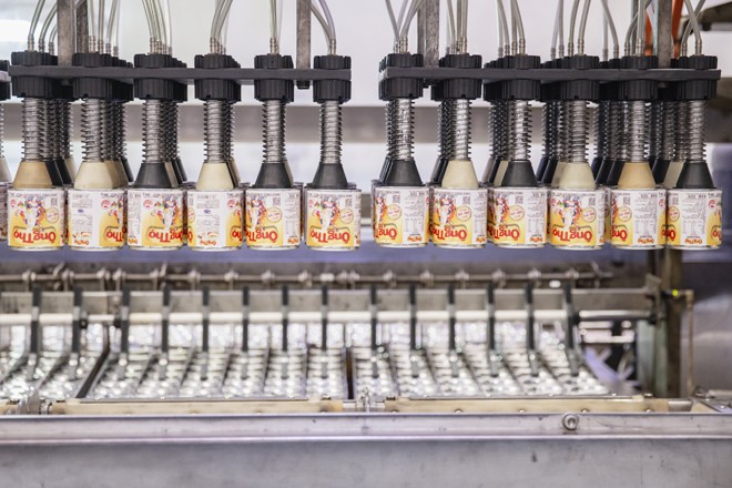 Cận cảnh những công đoạn sản xuất lô sữa đặc Vinamilk nhãn hiệu Ông Thọ xuất sang Trung Quốc.