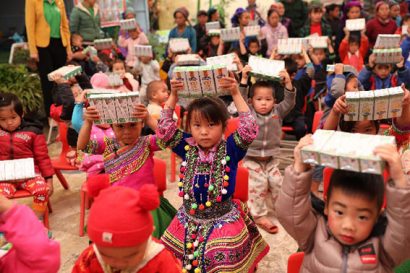 Niềm vui của các cô giáo, phụ huynh và học sinh trường mầm non Thu Tà, huyện Xín Mần, Hà Giang trong ngày Quỹ sữa Vươn cao Việt Nam và Vinamilk đến điểm trường