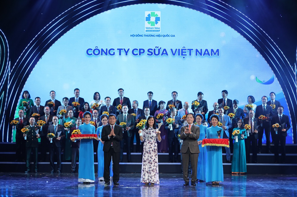 Bà Nguyễn Thị Minh Tâm - Giám đốc chi nhánh Vinamilk Hà Nội đại diện nhận biểu trưng tại lễ công bố các doanh nghiệp có sản phẩm đạt Thương hiệu quốc gia năm 2020 diễn ra tại Hà Nội. Ảnh: Vinamilk cung cấp